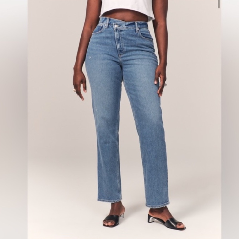 Abercrombie & Fitch Curve Love Ultra High Rise 90s
Straight Jean‎